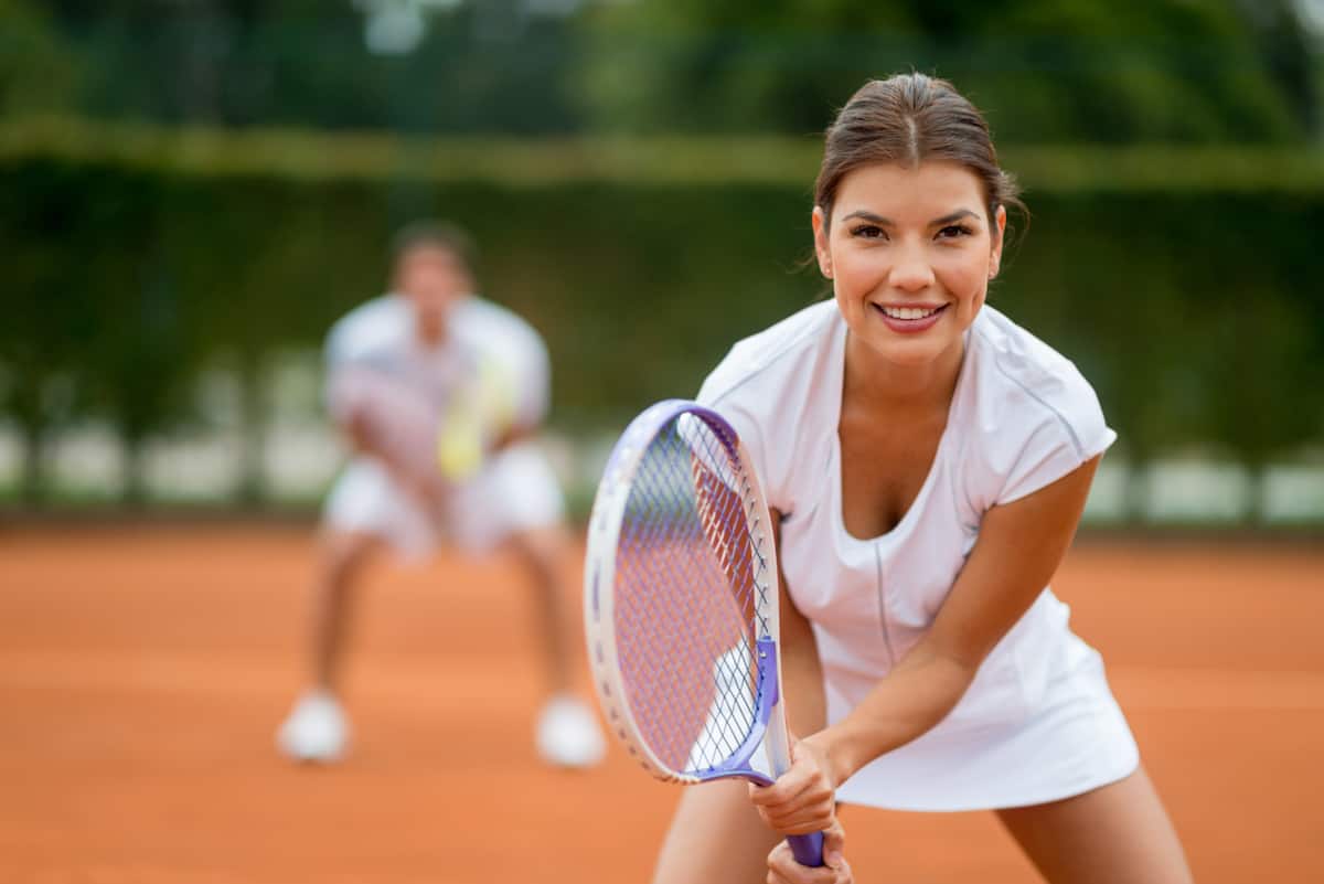 woman plays tennis
